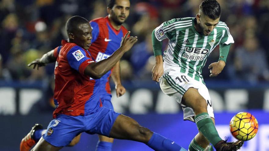 El Betis gana al Levante en el Ciutat a base de palos