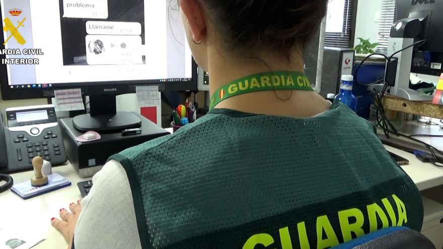 Imagen de una agente de la Guardia Civil destinada en un Equipo @.