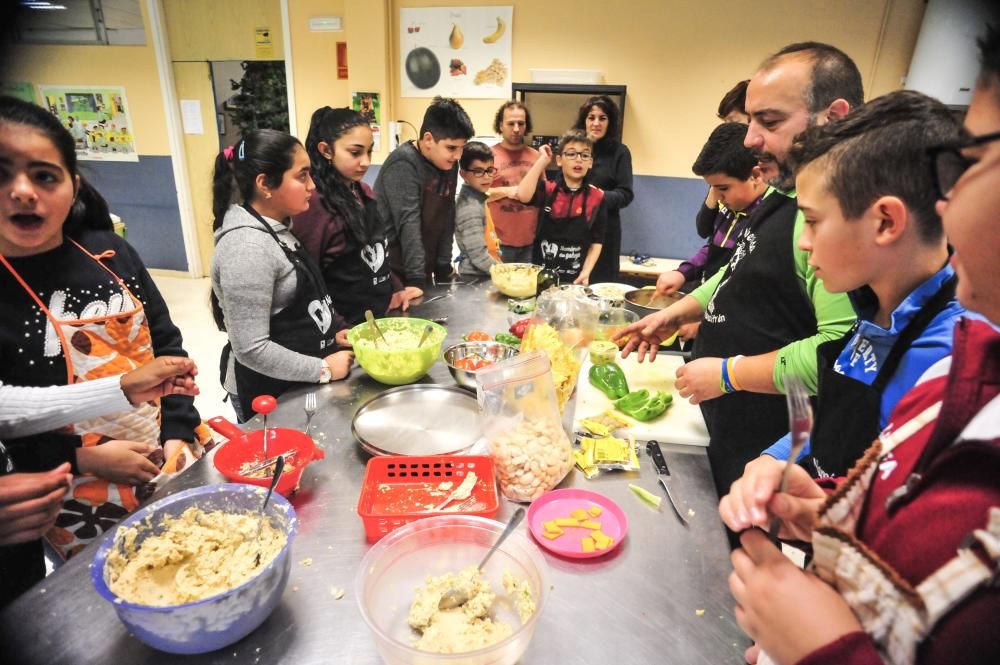 Pequeños chefs de Rubiáns con las manos en la masa