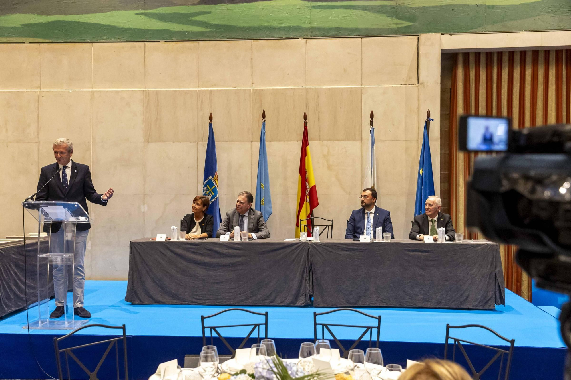 La Asociación Día de Galicia en Asturias entrega su medalla de oro a Adrián Barbón y Carmen Moriyón
