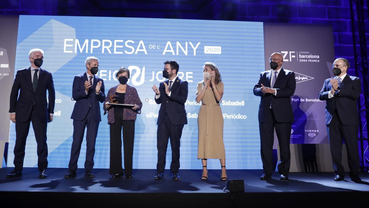 Acto de entrega del Premio Empresa del Año 2020 a Laboratorios Reig Jofre, que recoge la presidenta de la empresa Isabel Reig (tercera por la izquierda) en presencia del ’president’ Pere Aragonès (a su lado), la ministra de Transportes Raquel Sánchez, el presidente de Prensa Ibérica Javier Moll (primero por la derecha) y Josep Oliu (a su lado).