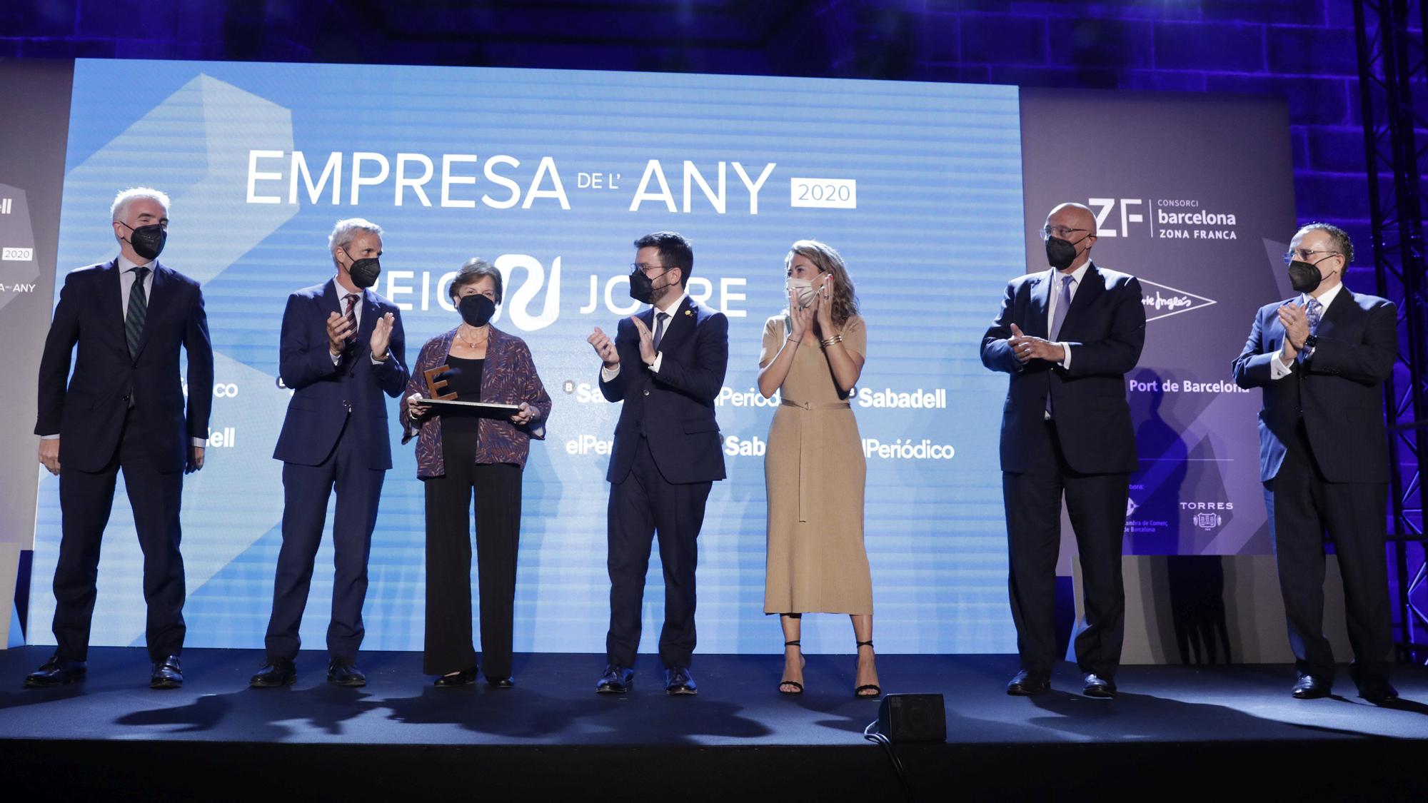 Acto de entrega del Premio Empresa del Año 2020 a Laboratorios Reig Jofre, que recoge la presidenta de la empresa Isabel Reig (tercera por la izquierda) en presencia del 'president' Pere Aragonès (a su lado), la ministra de Transportes Raquel Sánchez, el presidente de Prensa Ibérica Javier Moll (primero por la derecha) y Josep Oliu (a su lado).