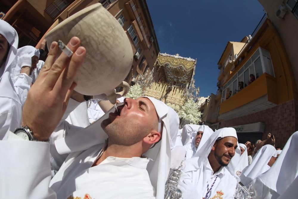 MARTES SANTO. Un portador del Rocío sacia su sed.