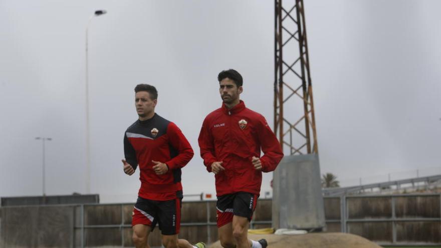 Caro, esta mañana, corre en el campo anexo al Martínez Valero