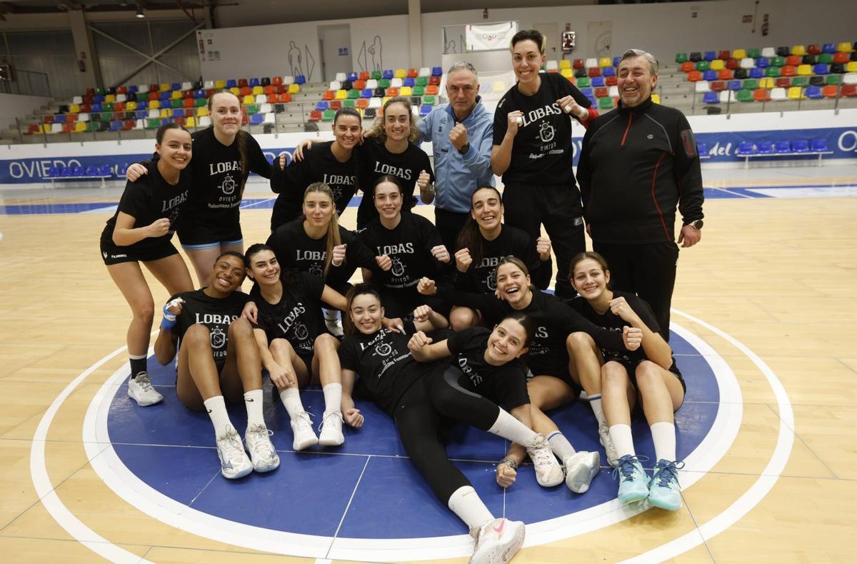 De pie, por la izquierda, Jimena Merino, Carla Torres, Blanca Sánchez, Carmen García-Calvo, Manolo Díaz, Raquel Álvarez y Juan Carlos Sirgo; debajo, de cuclillas, Marta da Silva, Teresa Rodríguez y Celia Rojo; sentadas, Lisa Chiagozie, Paloma Calvo, Paula Molano, Aida Fernández, Camila Méndez y Lucía del Corro (cadete). |