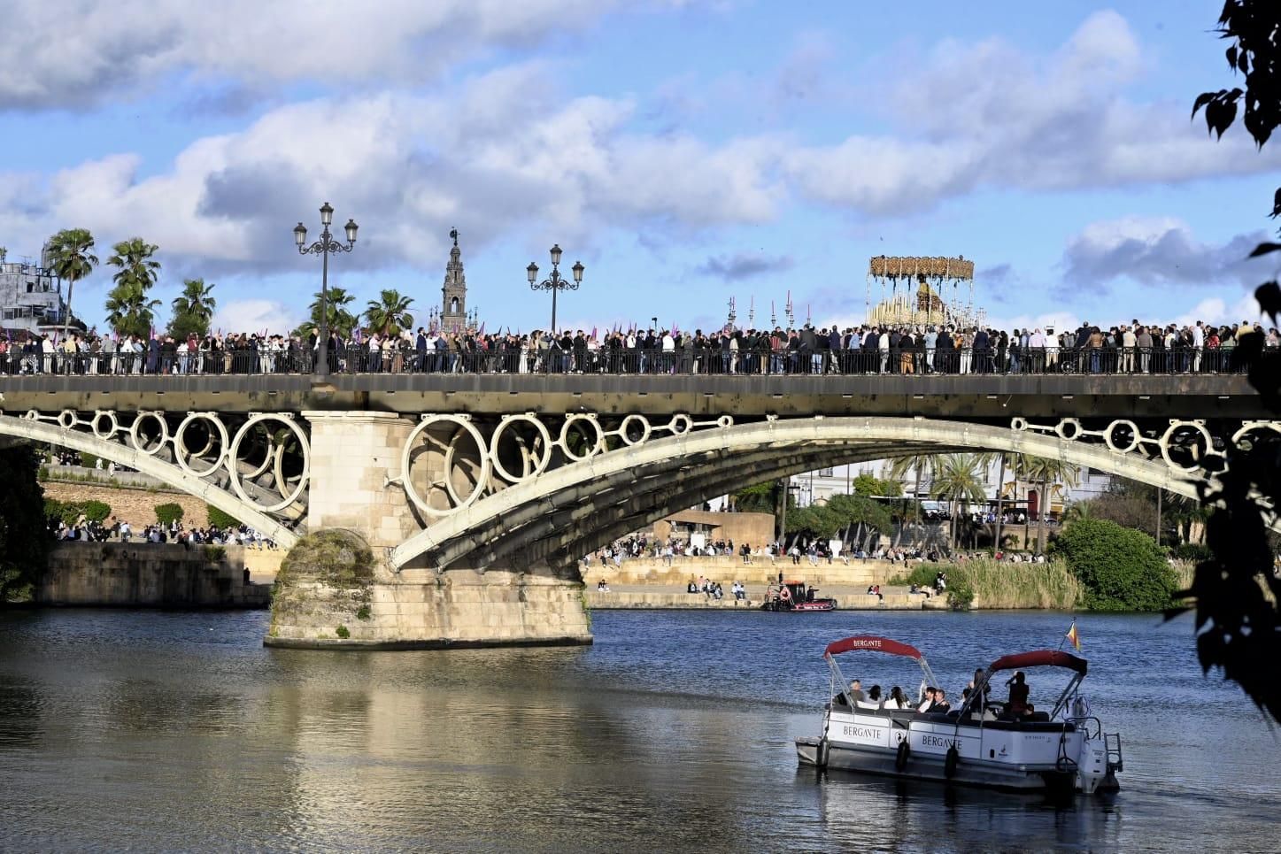 La Virgen de la O por el puente de Triana