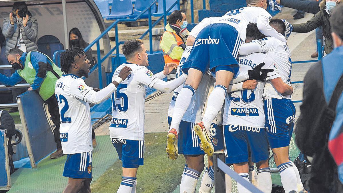 Los futbolistas del Real Zaragoza hacen piña celebrando el gol que dio la victoria ante el Eibar el domingo.