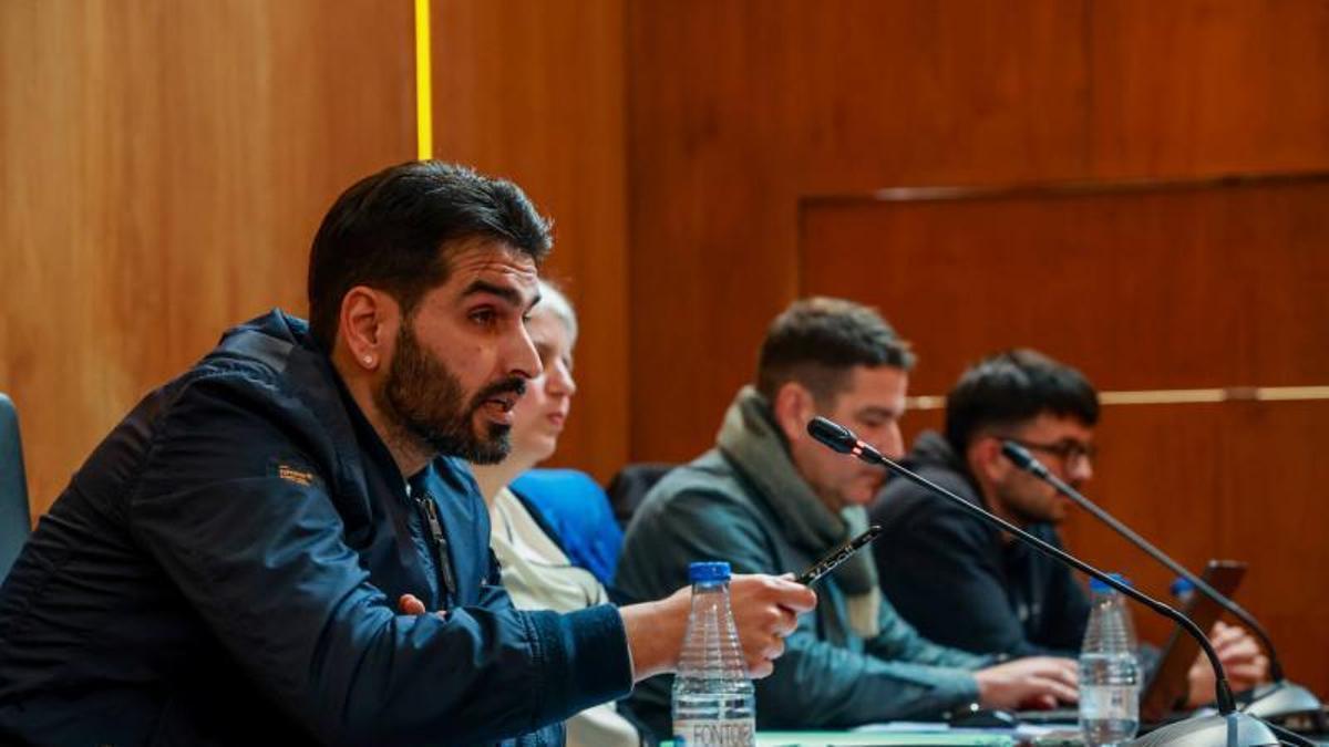 Matías González Cañón durante un pleno, con Suárez al fondo.