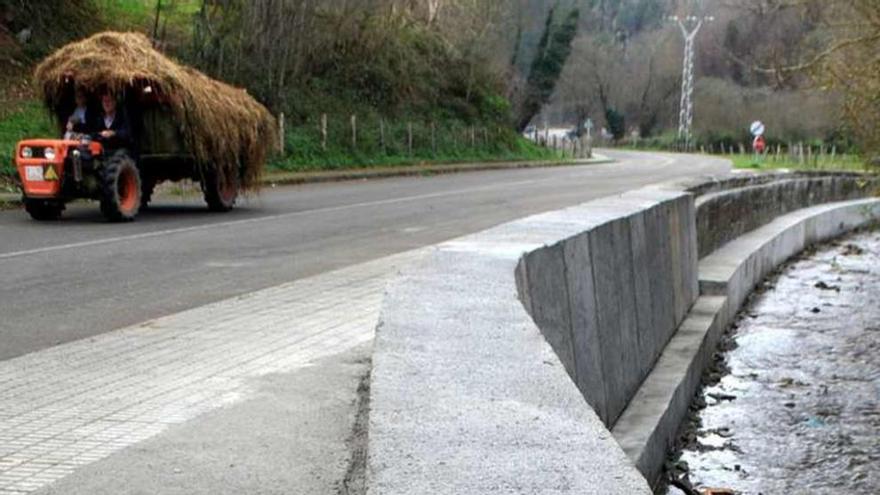 Refuerzan el muro del río en Vega de Ouria (Boal)