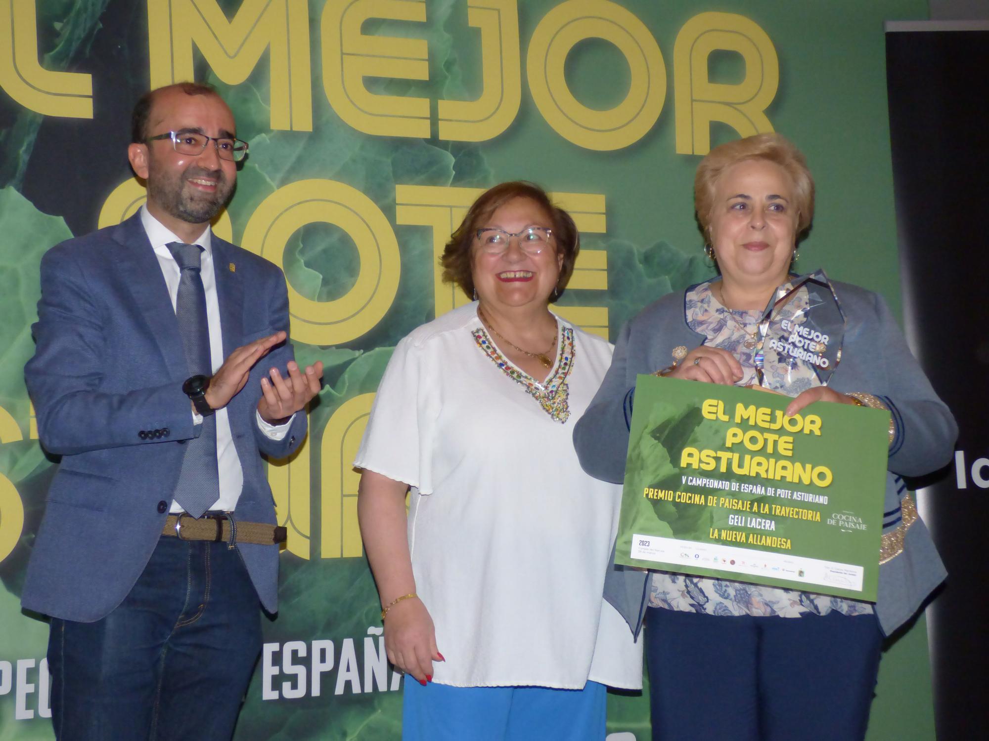 Geli Lacera, de La Nueva Allandesa (Allande), Premio cocina de paisaje a la trayectoria. A su lado Amada �lvarez, presidenta del Club de Guisanderas, y el alcalde cangu�s, Jos� V�ctor Rod.JPG