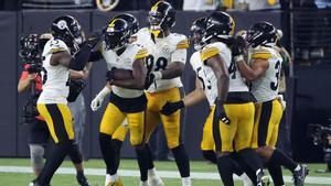 Los Pittsburgh Steelers celebran una intercepción ante Las Vegas Raiders