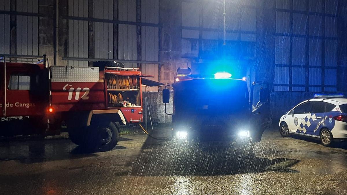 Miembros de Protección Civil y Policía Local ante la nave de Massó en la pasada noche.