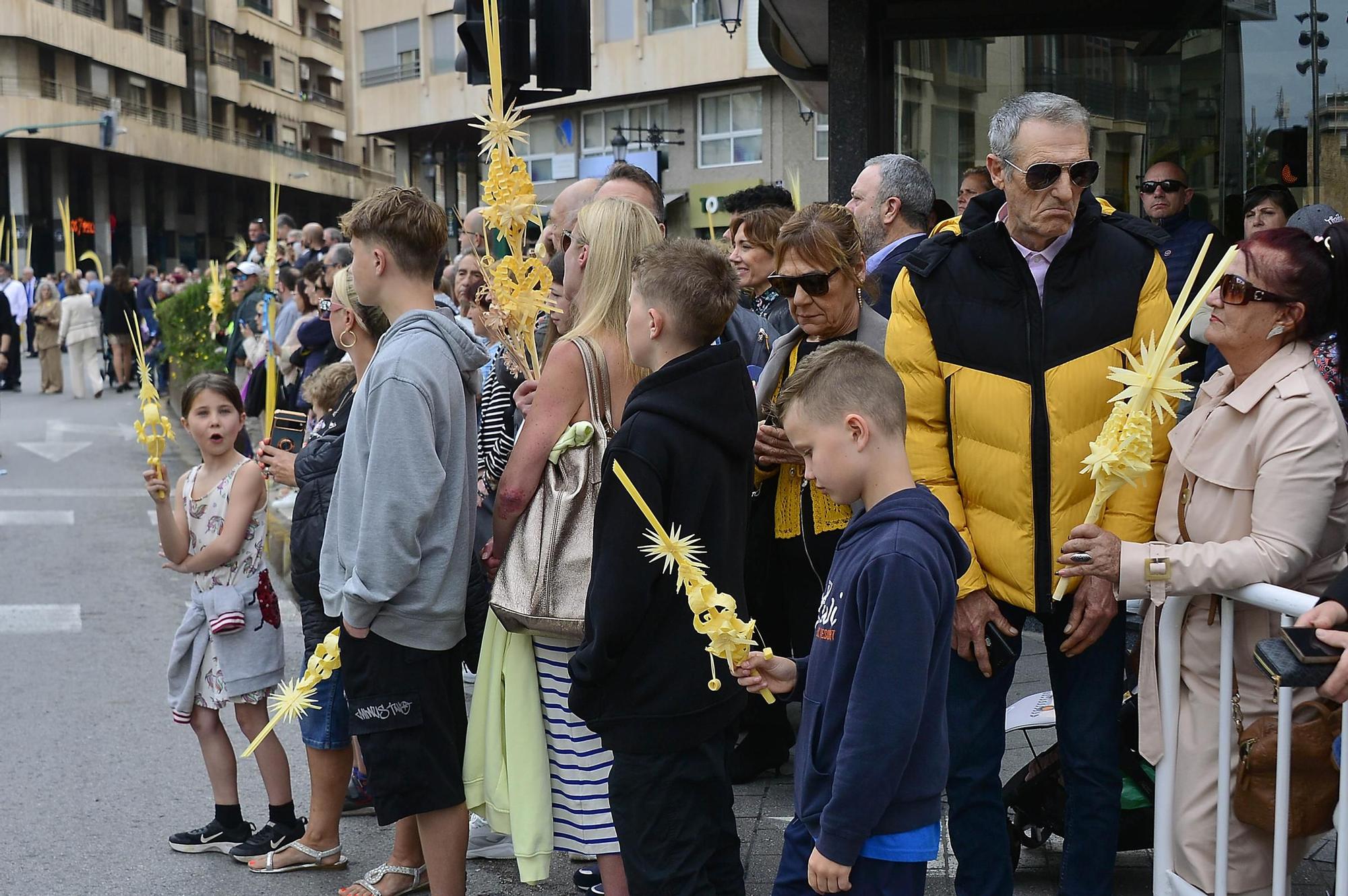 Miles de palmas protagonizan el Domingo de Ramos en Elche