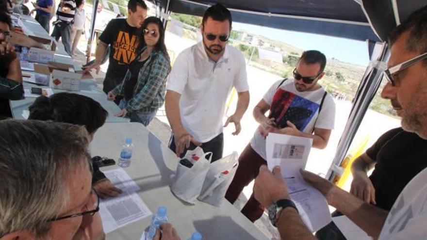 Recogida de la pólvora por los festeros de Elda en la Sismat en una imagen de archivo.