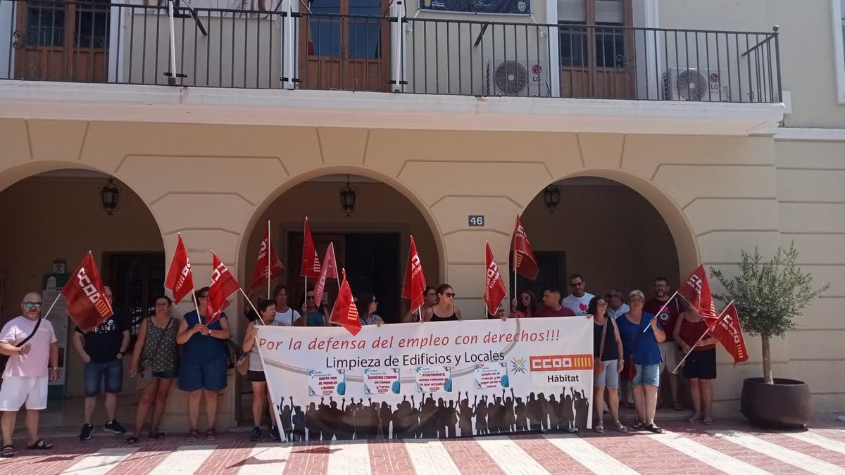 Concentración de la plantilla de limpieza del ayuntamiento de Mutxamel este viernes.