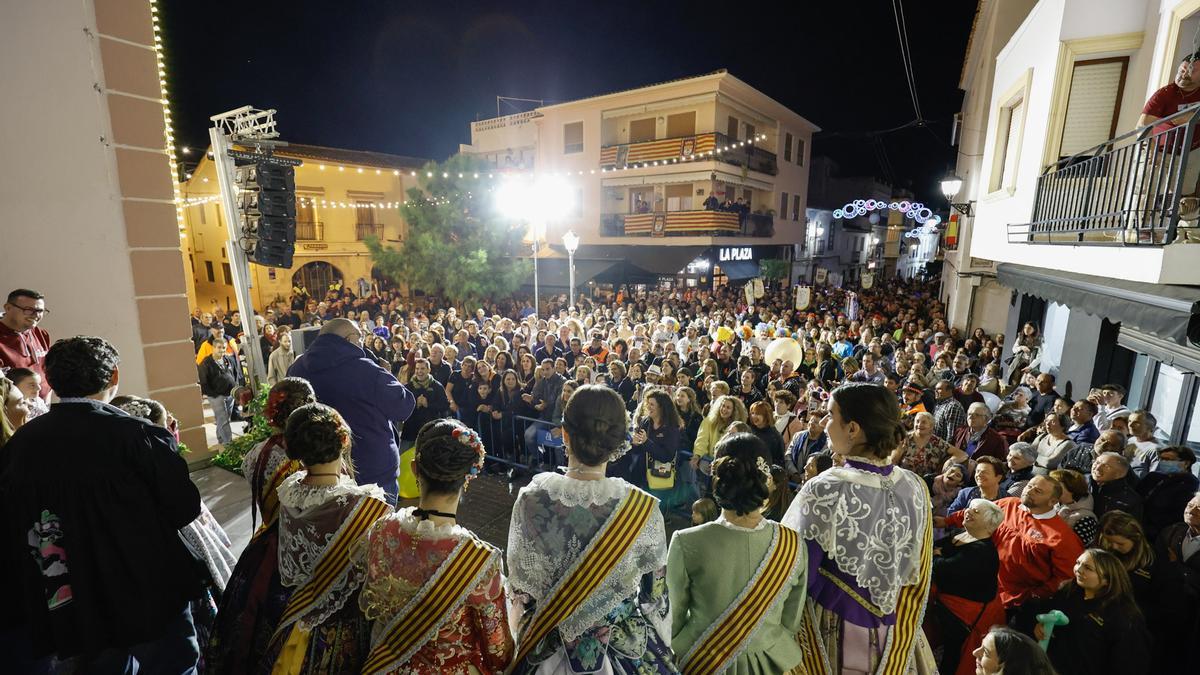 El artista se dirige al público durante su discurso.