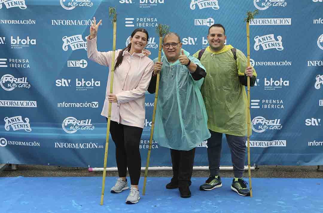 La lluvia no impide a los Romeros fotografiarse en photocall del Diario Información.Tercera parte