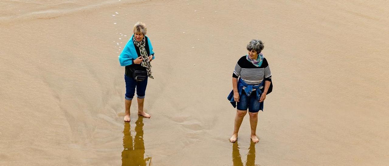 Dos turista del Imserso, la semana pasada en la playa de Levante de Benidorm