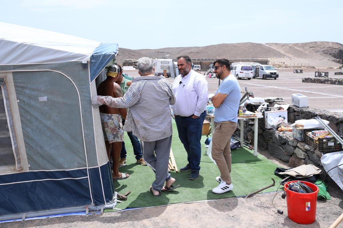 Usuarios del camping de Papagayo junto a Samuel Martín y David Rocío