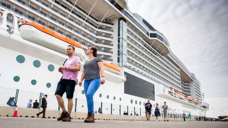 La contaminación de 56 cruceros equivale a la de todos los coches de València