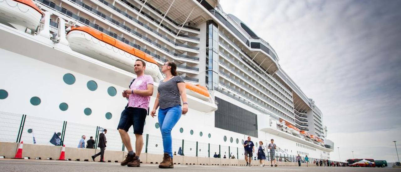 La contaminación de 56 cruceros equivale a la de todos los coches de València