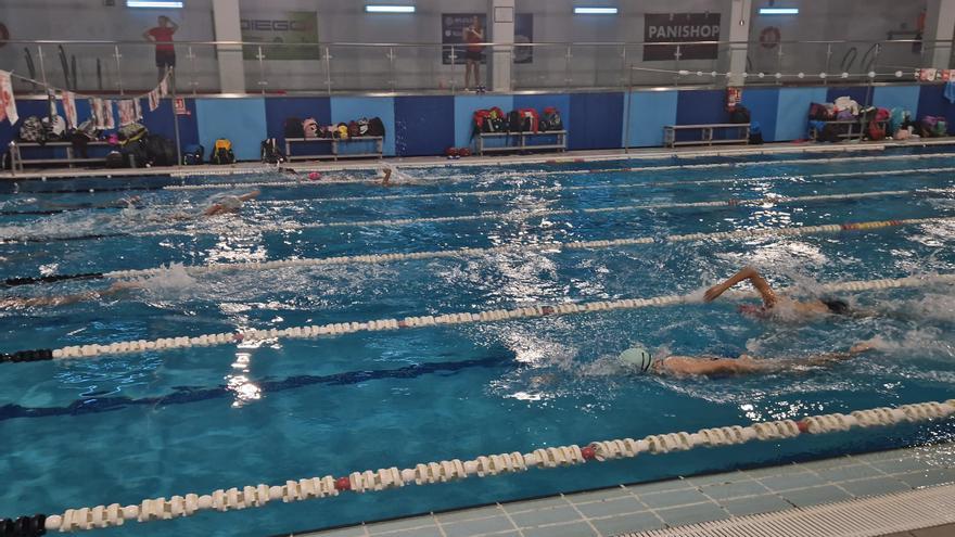 Brazadas Solidarias en la piscina San Agustín de Zaragoza