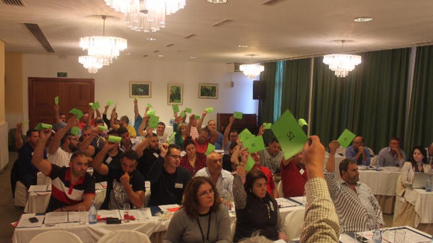 Los asistentes a la asamblea, durante una de las votaciones.