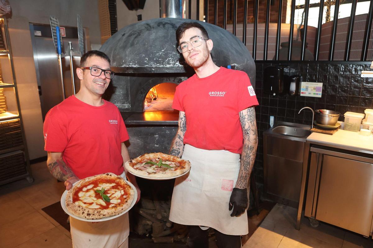 Personal de Grosso Napoletano en el establecimiento de la plaza de Vigo.