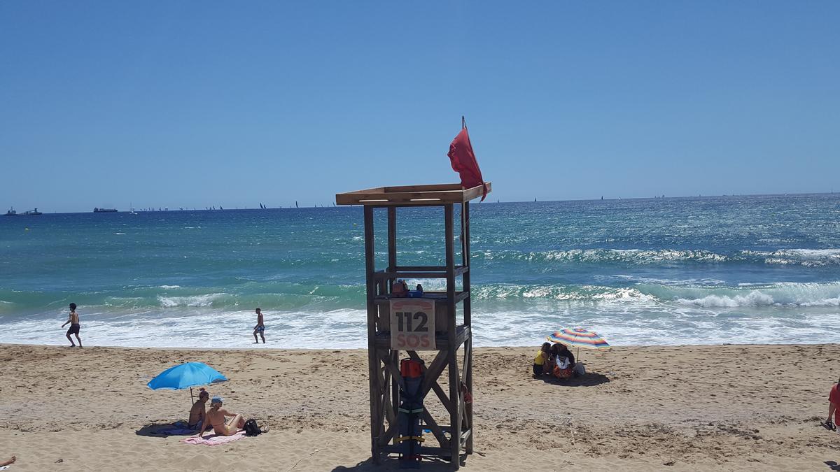 Torreta de vigilancia de los socorristas en la playa de Can Pere Antoni.