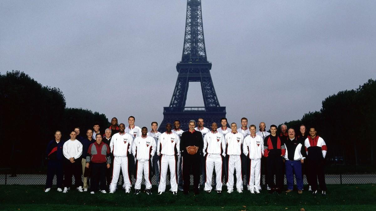 Los Chicago Bulls, en la foto oficial del Open McDonald's en la Torre Eiffel