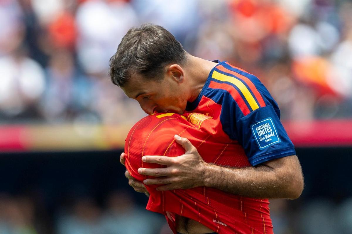 Mikel Oyarzabal dedicándole su primer gol contra Austria a su futuro hijo
