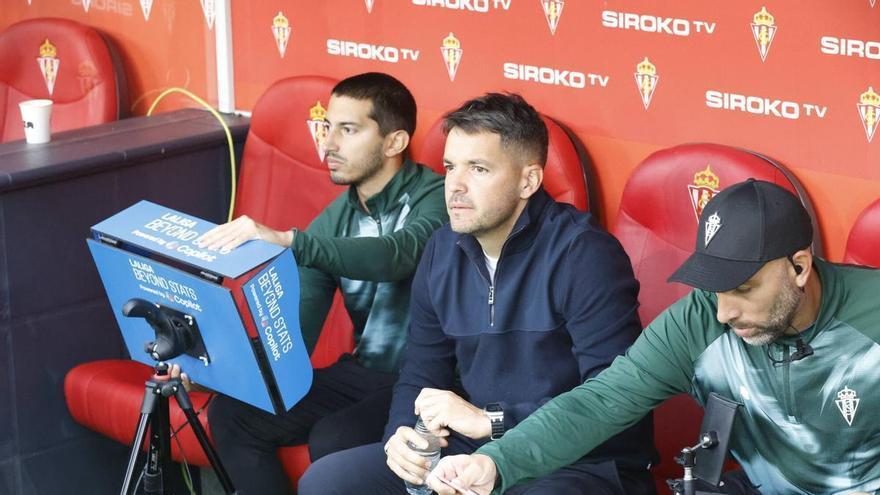 Larcamón, entrenador del Sporting, celebra eufórico la agónica victoria ante el Albacete: "Es un orgullo muy grande"