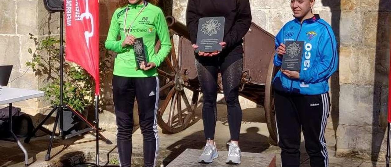 María Fernández, en lo más alto del podio con el trofeo de la prueba disputada en Navarra.