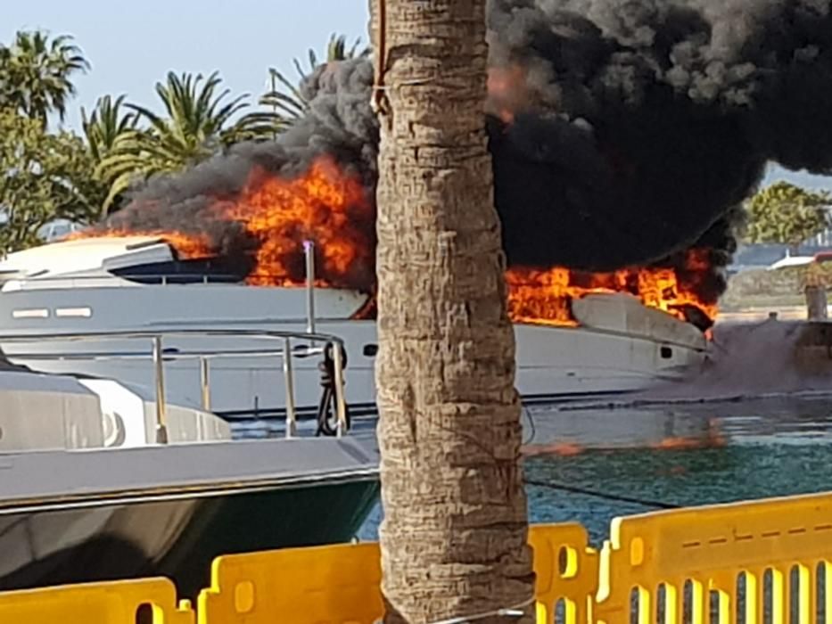 Arde un yate de 20 metros de eslora en Puerto Portals