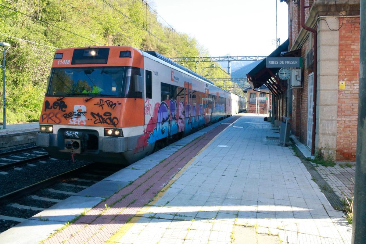 El primer tren que ha arribat a Ribes de Freser amb la represa parcial del servei ferroviari.