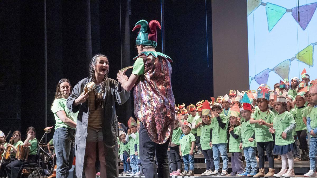 Infants canten i riuen amb les peripècies del conte “L’embolic de les festes”