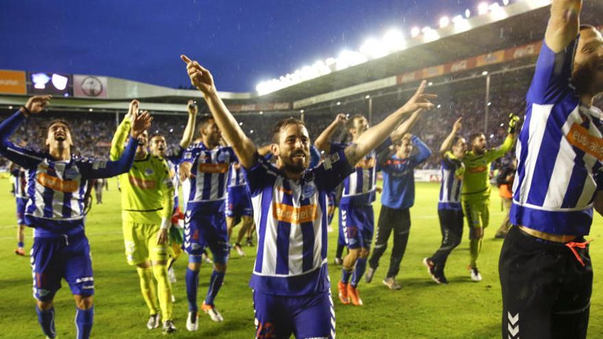 Jugadors de l&#039;Alabès celebrant l&#039;ascens