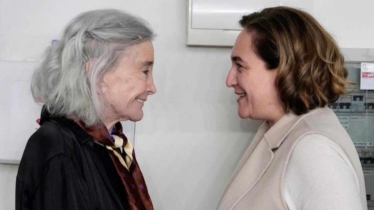 La actriz Núria Espert con la alcaldesa Ada Colau, tras el estreno de 'La isla del aire' en el teatro Romea