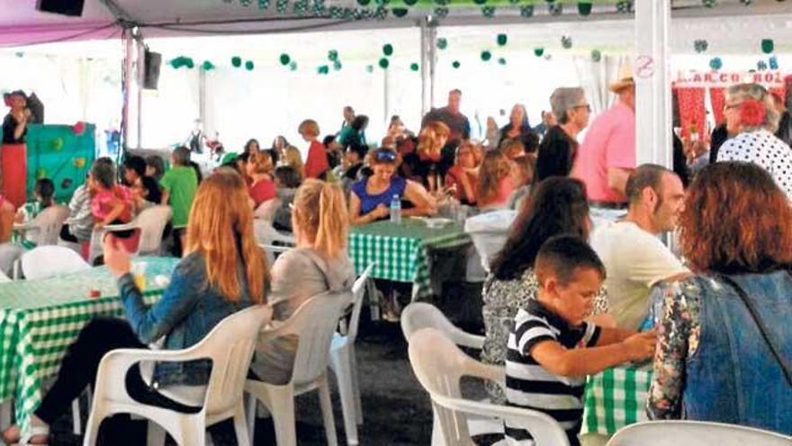 La gran carpa de la feria repleta de gente disfrutando de la gastronomía andaluza.