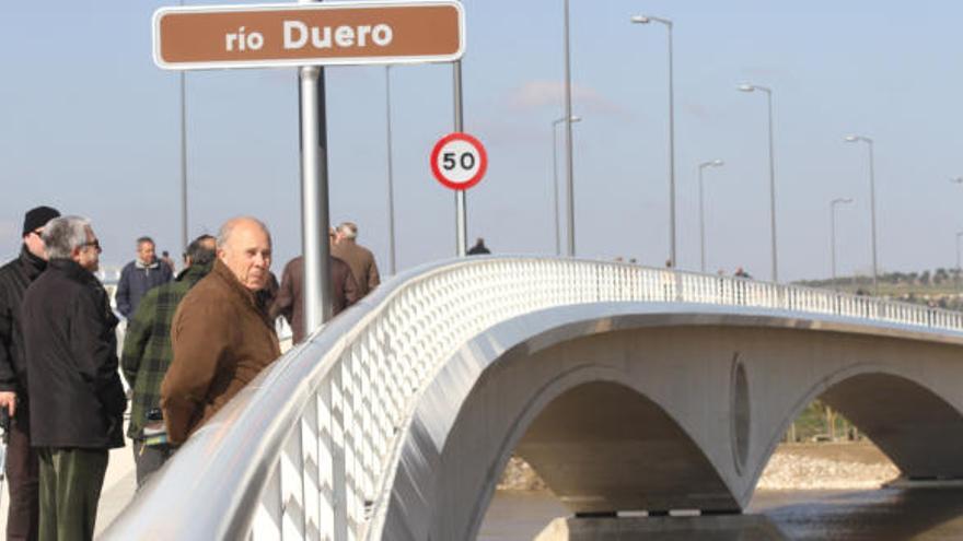 Ciudadanos pasean por el espacio creado bajo la rotonda elevada del viaducto, junto a Los Pelambres.