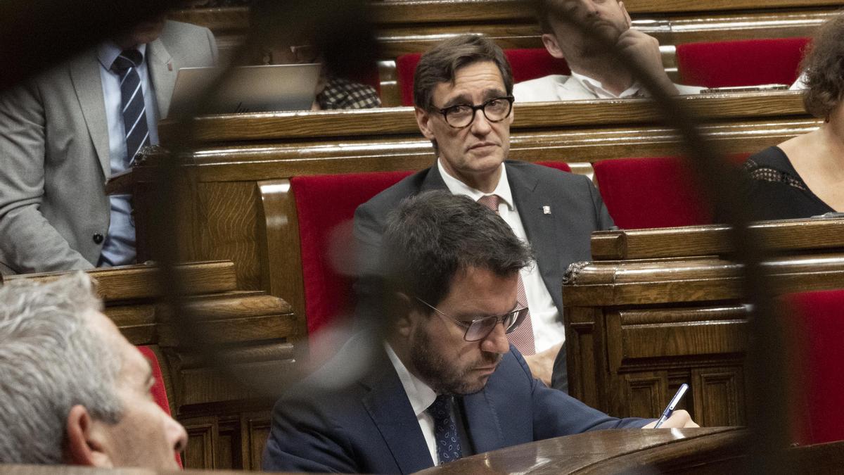 El 'president' de la Generalitat, Pere Aragonès, y el jefe de la oposición, Salvador Illa, en el Parlament