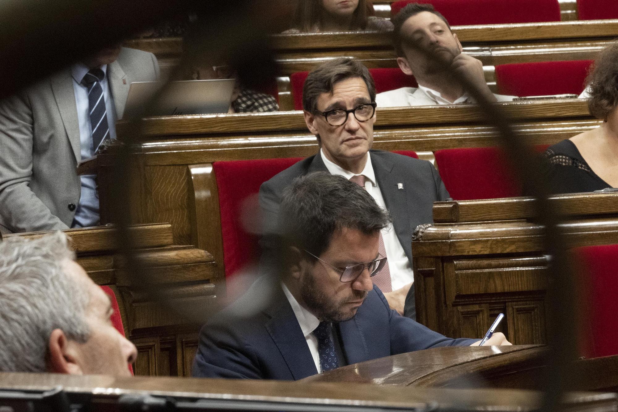 El 'president' de la Generalitat, Pere Aragonès, y el jefe de la oposición, Salvador Illa, en el Parlament