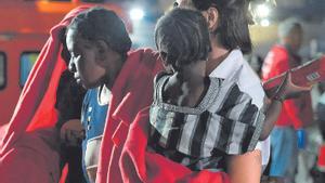Llegada de un grupo de migrantes al muelle de Arguineguín, entre ellos varios niños.