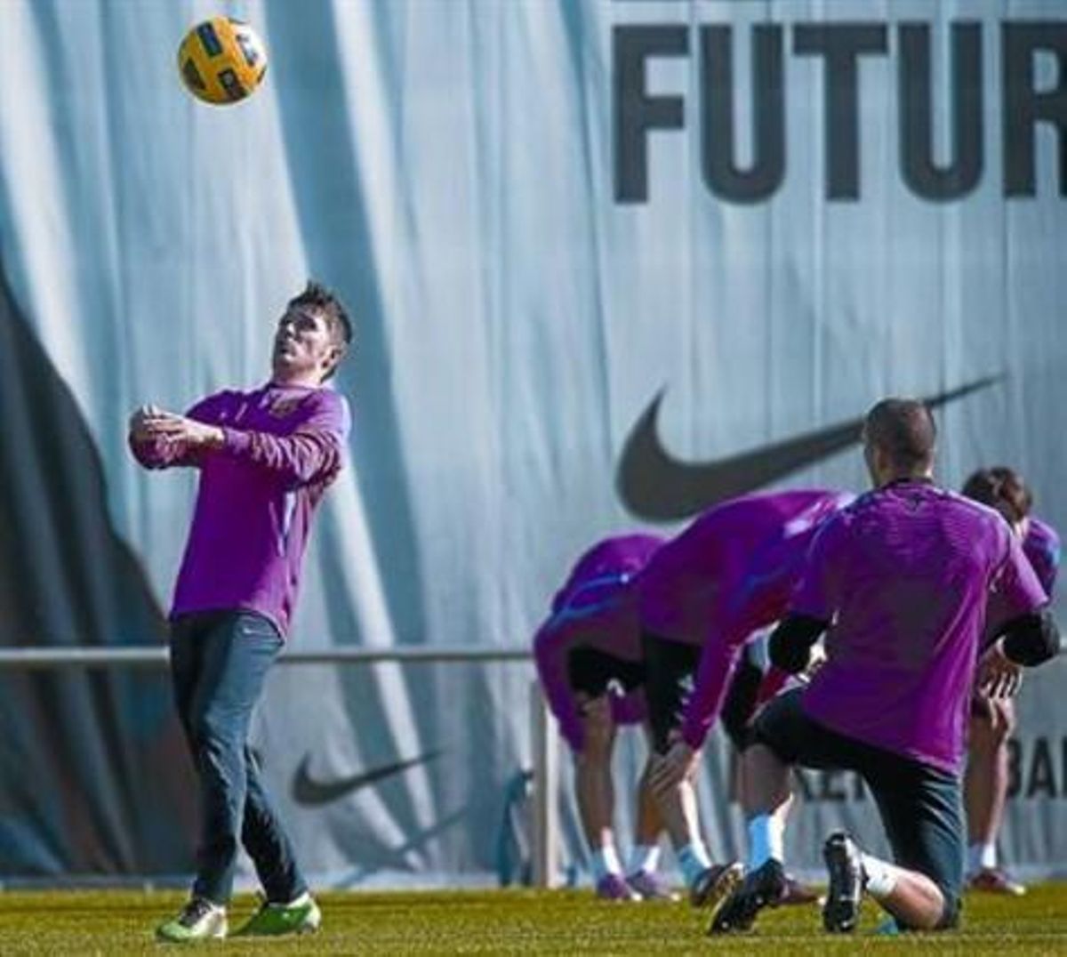 Villa fa tocs de pilota amb el cap, amb Valdés d’esquena, ahir a la Ciutat Esportiva de Sant Joan Despí.