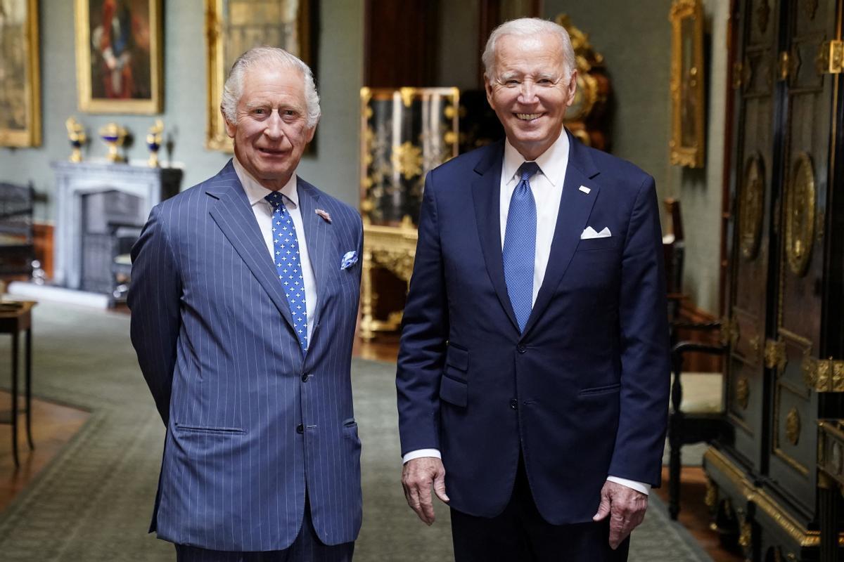 El presidente de los Estados Unidos, Joe Biden, es recibido por el rey Carlos III de Gran Bretaña durante una ceremonia de bienvenida en el Castillo de Windsor