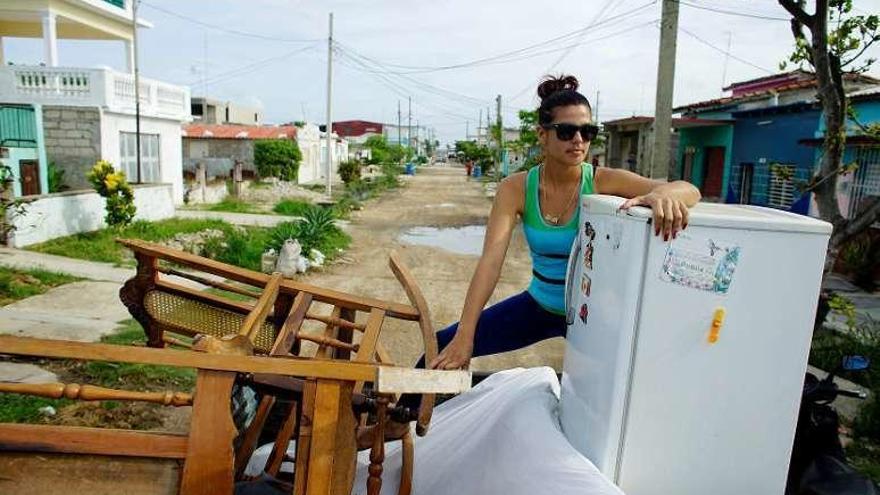 La cubana Luisa Pérez, de mudanza hacia la casa de unos familiares a la espera de que llegue &quot;Irma&quot;.