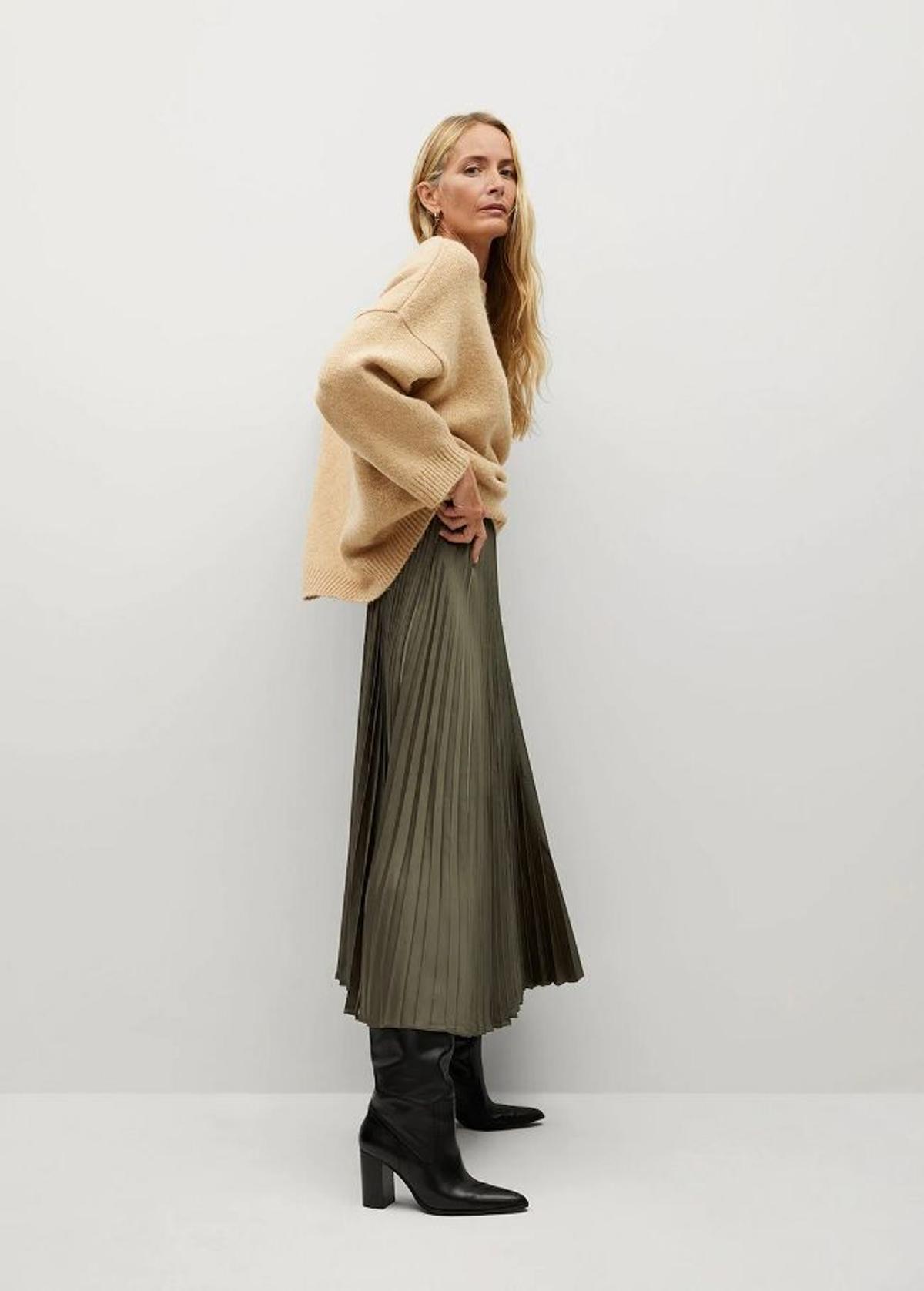 Las faldas satinadas de Zara, Mango o Massimo Dutti se llevan en otoño con  jersey y botas altas (pero no 'cowboy') - Woman