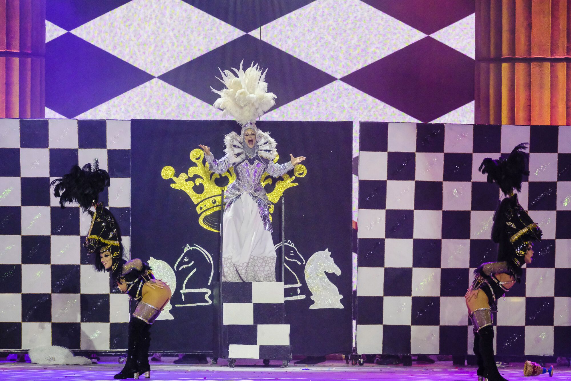 14. Drag Liak (Alejandro Corbalán López) Con el patrocinio de Clínicas Imbernon y Discoteca Mamaluna y con un diseño de Josep López y Estudio Hidalgo presenta el espectáculo ¡Mujer! ¿Jugamos?