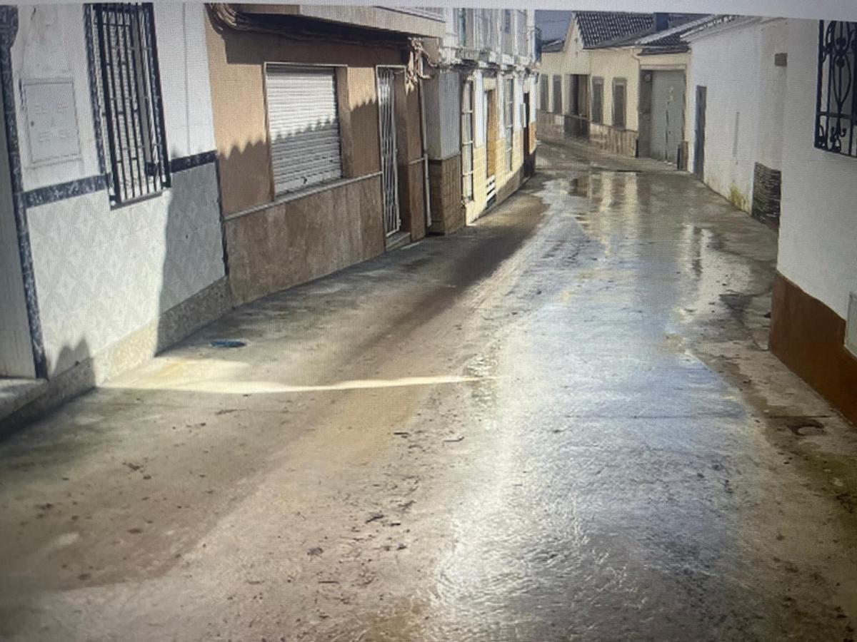 Calle de El Higueral con un surco de agua procedente del manantial que ha brotado tras las lluvias.