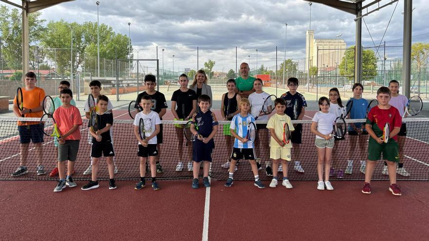 Foto de familia de la Escuela Municipal de Tenis de Benavente en el curso 2024-2025